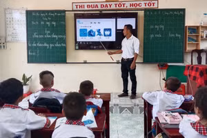 Thầy Danh Lực đang giảng bài cho học sinh. Ảnh NVCC.