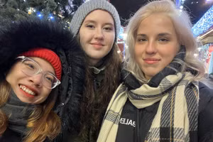 Nguyễn Thị Hà (bên trái) – Khoa Giáo dục Tiểu học, Đại học Sư phạm quốc gia Matxcova (Liên bang Nga) cùng bạn của mình. Ảnh NVCC.