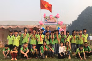 Cô Đỗ Thị Liên, giáo viên Trường Tiểu học Lương Năng, huyện Văn Quan, tỉnh Lạng Sơn cùng học trò của mình. Ảnh NVCC.