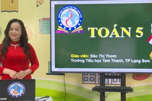 Cô Đào Thị Thơm tham gia dạy học trên truyền hình. Ảnh NVCC.