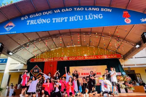 Học sinh Trường THPT Hữu Lũng (huyện Hữu Lũng, tỉnh Lạng Sơn) tham gia hoạt động văn nghệ của trường.