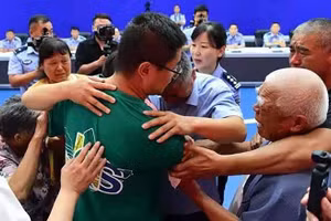 Guo Xinzhen (giữa) ôm gia đình trong cuộc đoàn tụ ở Liêu Thành, Trung Quốc.