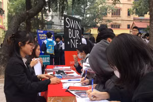 Học sinh Trường THPT Đống Đa tham dự tư vấn tuyển sinh.