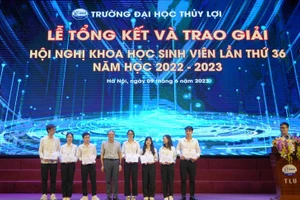 GS. Nguyễn Trung Việt – Phó hiệu trưởng Trường ĐH Thuỷ lợi trao giải cho các đề tài đạt giải.