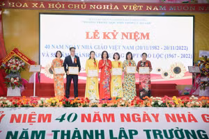 Nhà giáo ưu tú Phan Mỹ Hạnh – Phó giám đốc Sở GD&ĐT trao tặng bằng khen cho các thầy cô có thành tích trong giảng dạy.