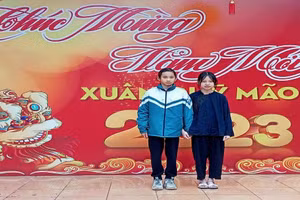 Hai học sinh Nông Yến Vy (bên trái) và Triệu Yến Nhi (bên phải).