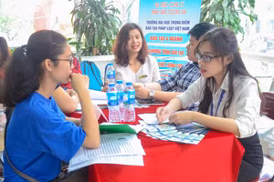 Học sinh tham dự buổi tư vấn tuyển sinh của Trường ĐH Luật Hà Nội.