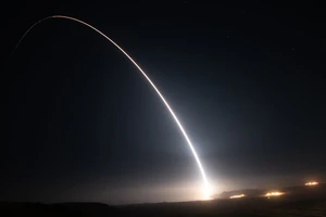 Tên lửa đạn đạo xuyên lục địa Minuteman III rời bệ phóng vào ngày 11/8/2021 tại Căn cứ Lực lượng Không gian Vandenberg, California.