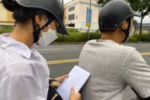 Thí sinh miệt mài ôn bài trên đường đến điểm thi