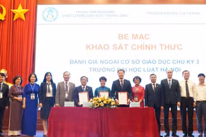 Ký Biên bản hoàn thành khảo sát chính thức đánh giá chất lượng cơ sở giáo dục chu kỳ 3.