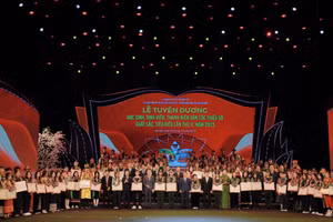 Quang cảnh buổi lễ tuyên dương.