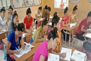 Học viên tham gia lớp xoá mù chữ ở Trường Tiểu học Khong Hin. Ảnh NTCC.