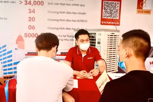 Học sinh được tư vấn tuyển sinh về các ngành nghề. Ảnh Ngô Chuyên.