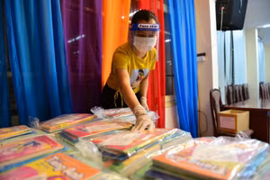 Công ty phát hành sẵn sàng mang sách tới nhà cho học sinh trong vùng giãn cách