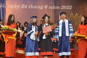 Tân cử nhân nhận bằng tốt nghiệp. Ảnh Ngô Chuyên.
