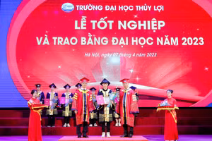 GS.TS Trịnh Minh Thụ (bên trái) - Hiệu trưởng Trường ĐH Thuỷ lợi và PGS. TS Nguyễn Hữu Huế, Chủ tịch hội đồng Trường ĐH Thuỷ (bên phải) trao bằng cho sinh viên tốt nghiệp xuất sắc.