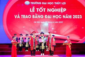 GS.TS Trịnh Minh Thụ (bên trái) - Hiệu trưởng Trường ĐH Thuỷ lợi và PGS. TS Nguyễn Hữu Huế, Chủ tịch hội đồng Trường ĐH Thuỷ (bên phải) trao bằng cho sinh viên tốt nghiệp xuất sắc.