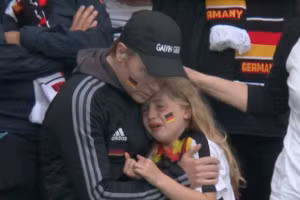 Hình ảnh người hâm mộ trẻ tuổi đã khóc trong trận thua 0-2 của Đức trước Anh.