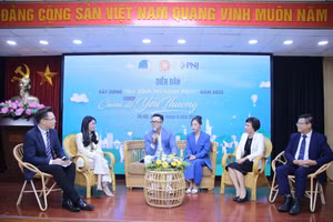 Các chuyên gia chia sẻ tại diễn đàn.