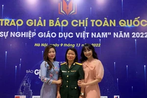 Nhà báo Thu Hoài (bên trái) và Nhà báo Thu Hà (ở giữa) tại lễ trao giải báo chí toàn quốc vì sự nghiệp Giáo dục Việt Nam. Ảnh NC.