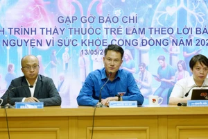 Ban tổ chức trao đổi với báo chí.