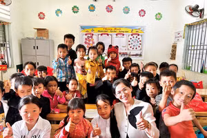 Giáo viên tiếng Anh ở Lâm Đồng gặp gỡ, trò chuyện trực tiếp với học trò của mình ở Hà Giang.