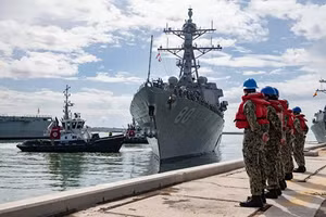 Tàu khu trục tên lửa dẫn đường lớp Arleigh Burke USS Roosevelt (DDG 80) quay trở lại Trạm Hải quân Rota (Tây Ban Nha) sau một hành trình.