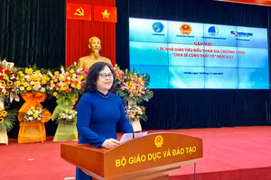 Thứ trưởng Bộ GD&ĐT Ngô Thị Minh phát biểu tại buổi gặp mặt. Ảnh Ngô Chuyên.