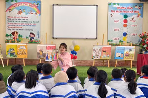 Các cô giáo tham gia dạy học tiết đọc thư viện cấp Tiểu học.