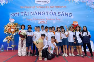 Cô Nguyễn Thu Thương – giáo viên Trường Phổ thông liên cấp Phenikaa (TP. Hà Nội) cùng học sinh của mình. NTCC.