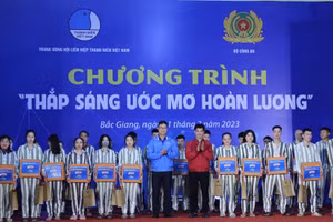 Ban tổ chức đã trao tặng 400 suất quà cho phạm nhân có hoàn cảnh khó khăn, rèn luyện, cải tạo tốt.