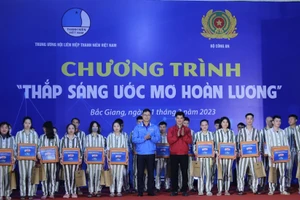 Ban tổ chức đã trao tặng 400 suất quà cho phạm nhân có hoàn cảnh khó khăn, rèn luyện, cải tạo tốt.