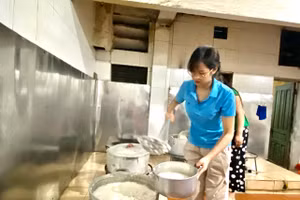 Giáo viên Trường THPT DTNT tỉnh Lạng Sơn nấu cháo ăn đêm cho học trò. Ảnh Ngô Chuyên.