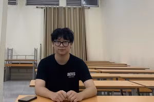 Bùi Tuấn Hưng thủ khoa đầu vào khối A01 Trường ĐH Luật Hà Nội. Ảnh Phan Oanh.