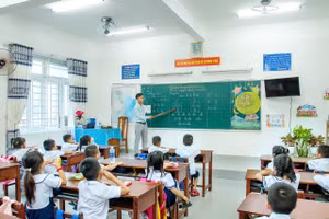 Một tiết học của thầy thầy Trương Văn Hiện là giáo viên, Trường Tiểu học Hòa Bắc (huyện Hòa Vang, thành phố Đà Nẵng) và học trò. Ảnh NVCC.