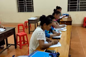 Học viên tham gia lớp xoá mù chữ ở Trường Tiểu học Tri Lễ 1 (huyện Quế Phong, tỉnh Nghệ An). Ảnh NVCC.