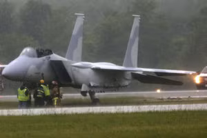 Hiện trường nơi tiêm kích F-15 lao khỏi đường băng tại Sân bay MidAmerica St. Louis.