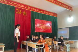 Cô giáo Đỗ Thị Phương, giáo viên Trường TH Mẫu Sơn, huyện Lộc Bình lên lớp giảng dạy lớp ghép.