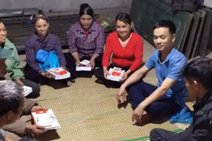  Giáo viên Trường Phổ thông dân tộc Bán trú Tiểu học Thiện Hòa đi vận học viên tham gia lớp xoá mù. Ảnh NTCC.