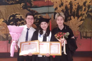 Ngô Quỳnh Liên (ở giữa) chụp ảnh lưu niệm cùng các bạn trong lễ tốt nghiệp. Ảnh NVCC.