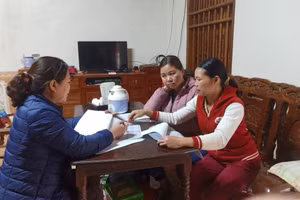 Cô Vi Thị Bình (bên trái) đến nhà giảng dạy cho học viên. Ảnh NVCC.