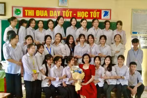 Cô Nguyễn Thị Việt Hà cùng học trò của mình.