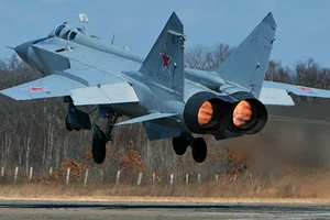 Nga cử tiêm kích MiG-31 hộ tống máy bay trinh sát của Mỹ