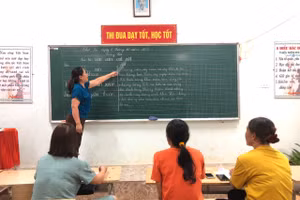Cô Hoàng Thị Thơ, giáo viên dạy Trường Tiểu học Lương Năng (huyện Văn Quan, tỉnh Lạng Sơn) cùng học viên lớp xoá mù chữ. Ảnh NVCC.