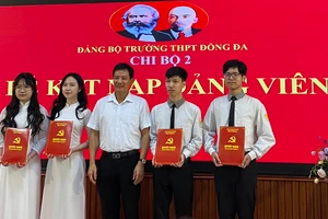 Ông Nguyễn Anh Cường, Phó Bí thư Thường trực quận uỷ, Chủ tịch Hội đồng nhân dân quận Đống Đa (Hà Nội) trao quyết định cho các tân Đảng viên. Ảnh Đức Duy.