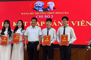 Ông Nguyễn Anh Cường, Phó Bí thư Thường trực quận uỷ, Chủ tịch Hội đồng nhân dân quận Đống Đa (Hà Nội) trao quyết định cho các tân Đảng viên. Ảnh Đức Duy.