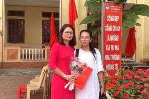 Cô Trương Thị Thuỷ, Phó hiệu trưởng Trường TH Lê Hồng Phong (tỉnh Thái Bình) cùng học trò của mình.