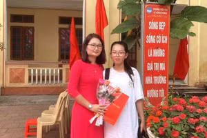 Cô Trương Thị Thuỷ, Phó hiệu trưởng Trường TH Lê Hồng Phong (tỉnh Thái Bình) cùng học trò của mình.