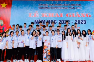 Cô Nguyễn Thị Lư, giáo viên dạy môn Giáo dục công dân, Trường THPT Hoàng Văn Thụ cùng học trò của mình.