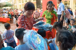 Bà Dương Thị Thanh Hương - Phó Tổng Biên tập Báo Giáo dục và Thời đại trao quà cho học sinh. Ảnh Thế Đại.